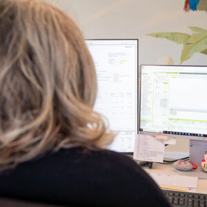 Malermeister Bothe plus Team erstellt für dich auf Wunsch ein transparentes leistungsverzeichnis, mit dem schnell & einfach eine Marktabfrage gestartet werden kann. Mit einem transparenten und genormten Leistungsverzeichnis von Maler Bothe ist es für dich leichter, eine Marktabfrage und einen Kostenvergleich anzustellen.