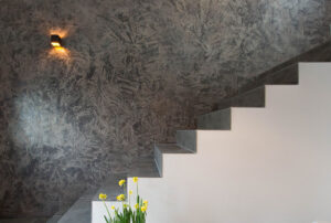 Graue Wandgestaltung in Treppenhaus mit strukturierter Oberfläche und Lichtakzent-bothe-impressionen-4 Graue Wandgestaltung in Treppenhaus mit strukturierter Oberfläche und Lichtakzent