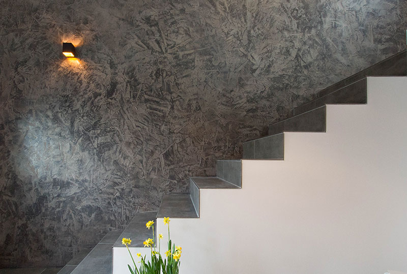 Graue Wandgestaltung in Treppenhaus mit strukturierter Oberfläche und Lichtakzent-bothe-impressionen-4 Graue Wandgestaltung in Treppenhaus mit strukturierter Oberfläche und Lichtakzent