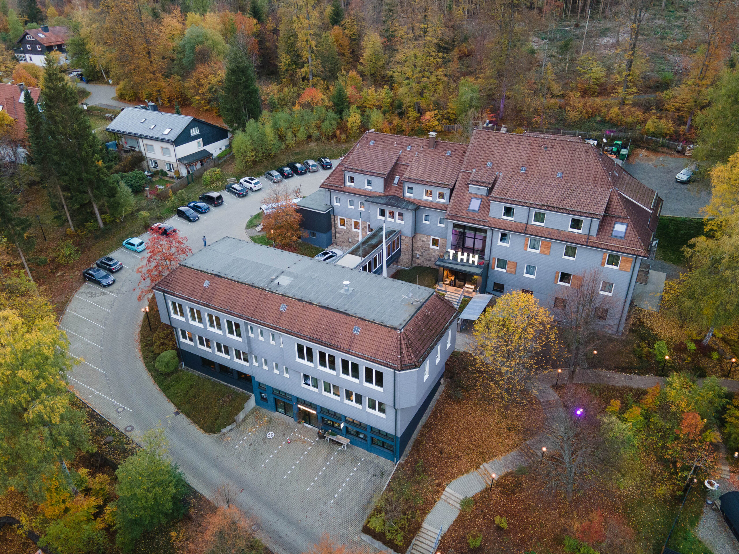 DJI_0351 Parkplatzmarkierung am Hotel The Heards im Harz