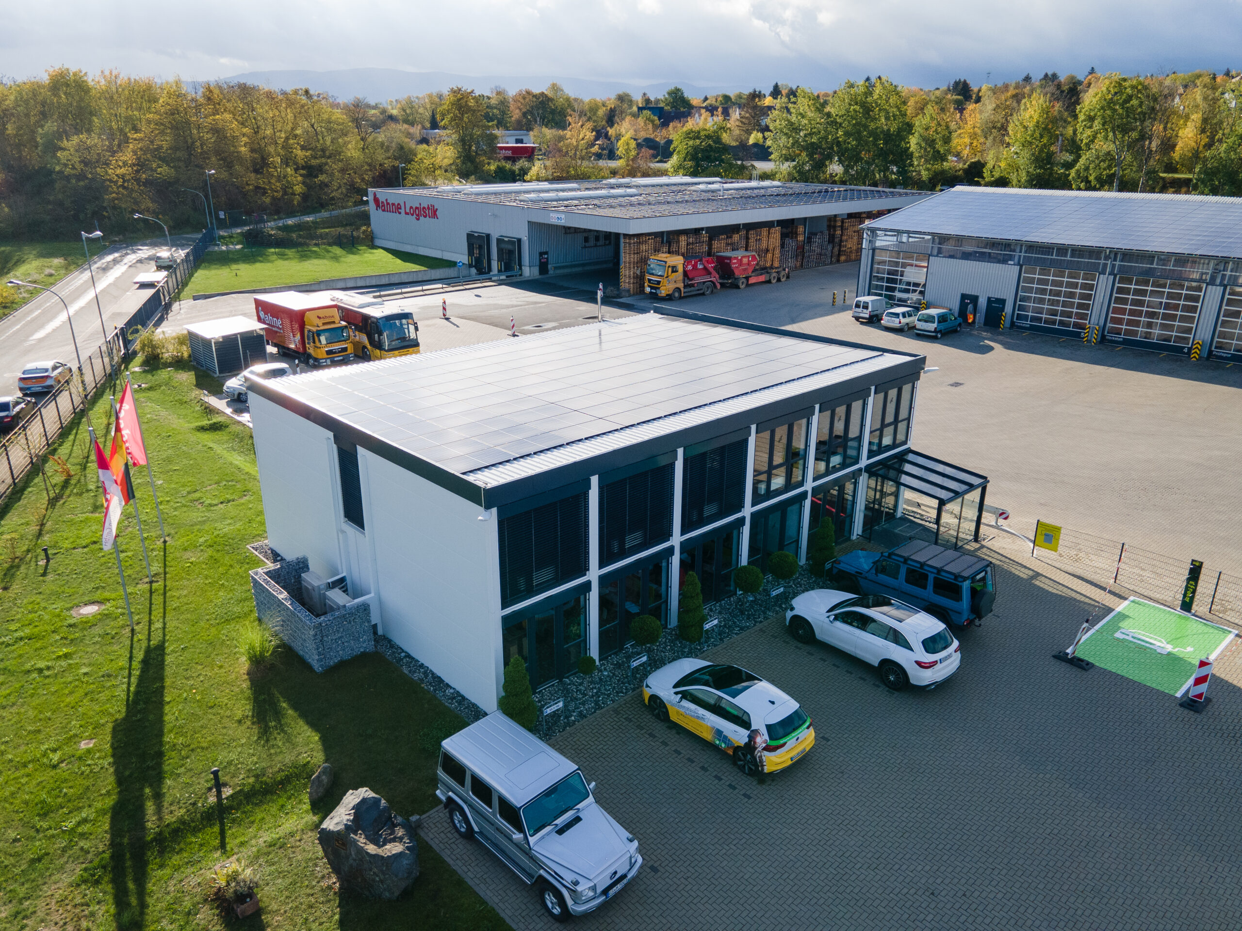 DJI_0373 Parkplatzmarkierung einer Elektrotankstelle