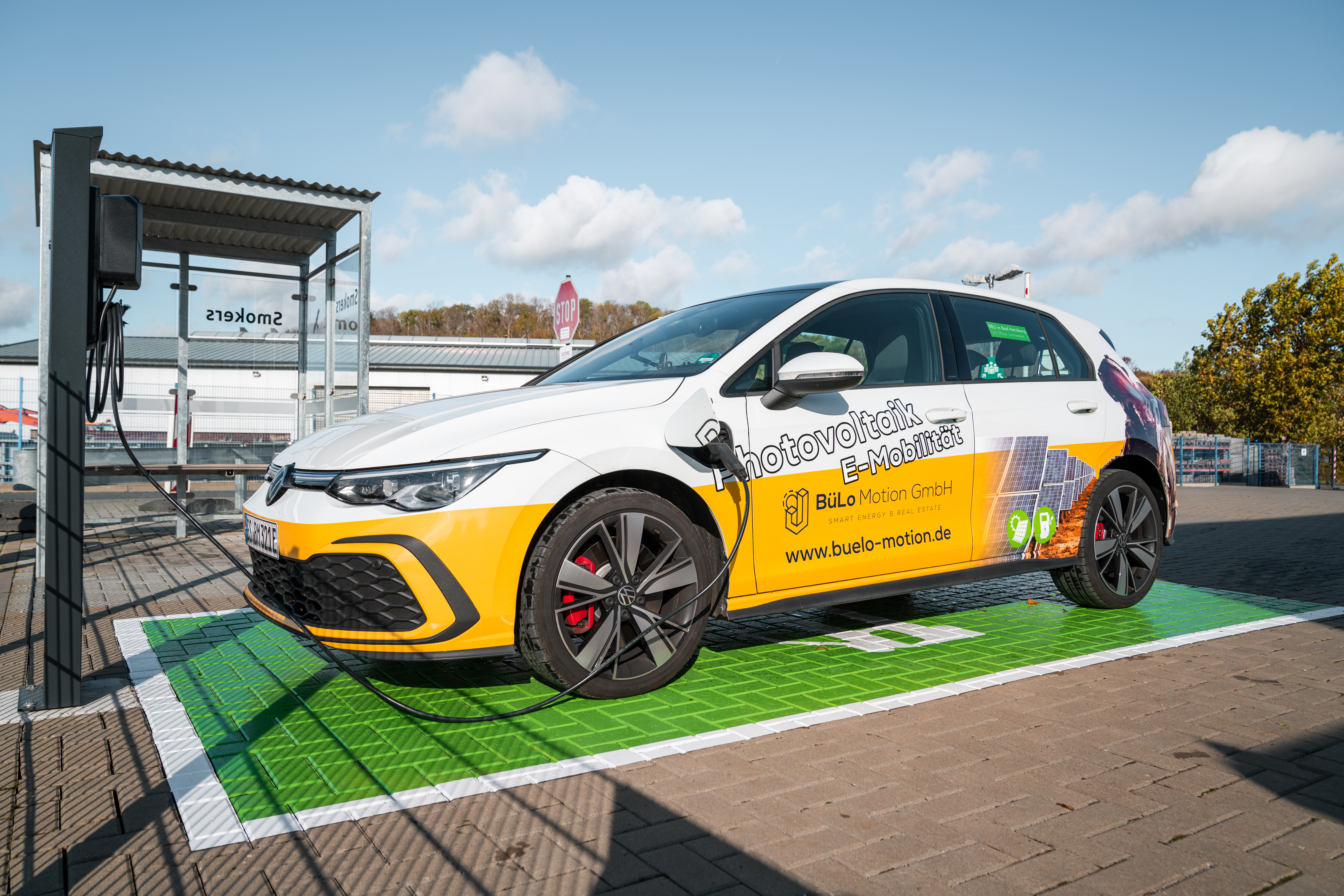 _DSC9289 Parkplatzmarkierung einer Elektrotankstelle, gelbes Auto tankt