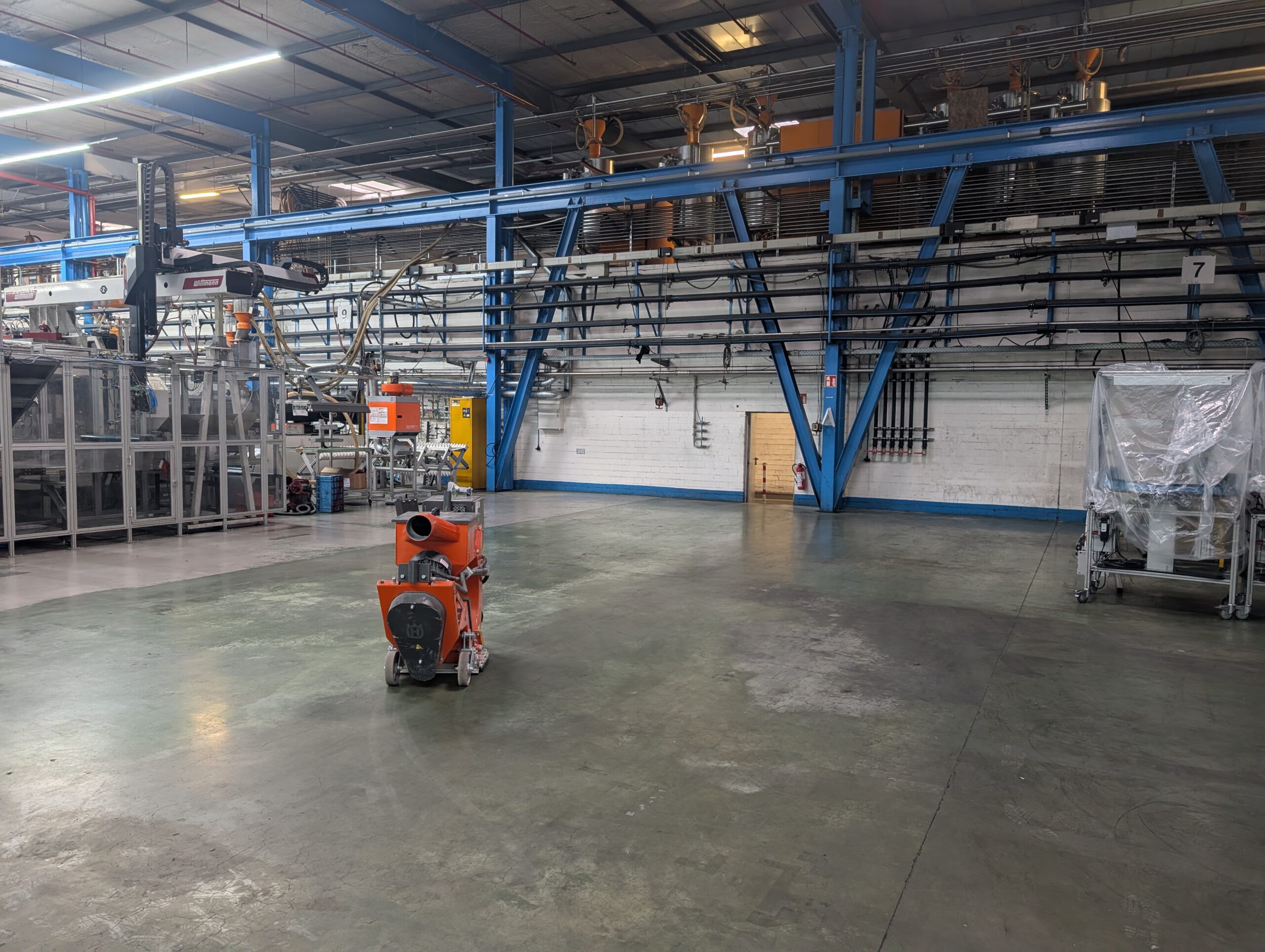 PXL_20250724_065506893 Industriebodenbeschichtung nach Wasserhaushaltsgesetz - vorher