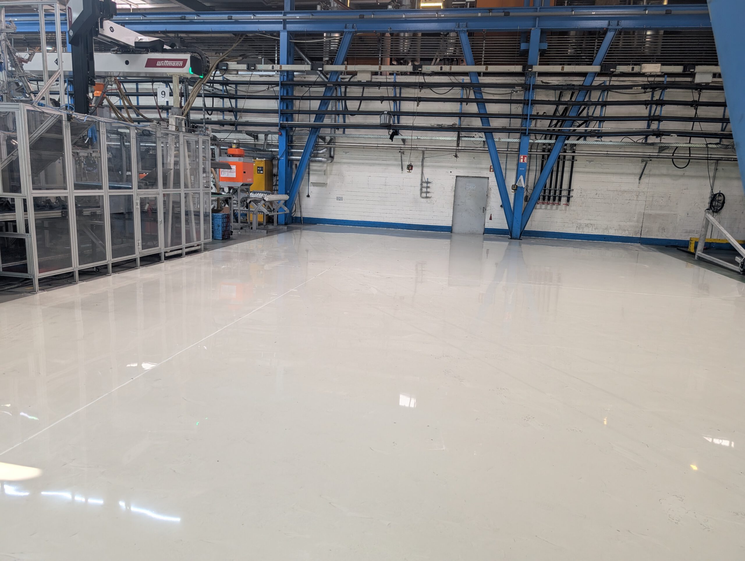 Arbeit an einer Industriebodenbeschichtung nach Wasserhaushaltsgesetz