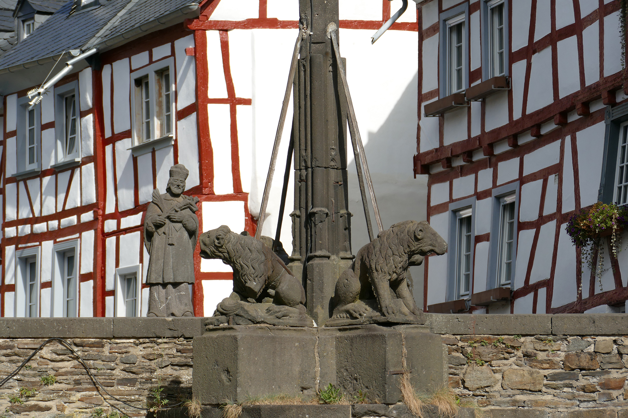 Fachwerkidylle mit Brücke in Monreal / Eifel Ein Fachwerkhaus zum Thema Fachwerk streichen