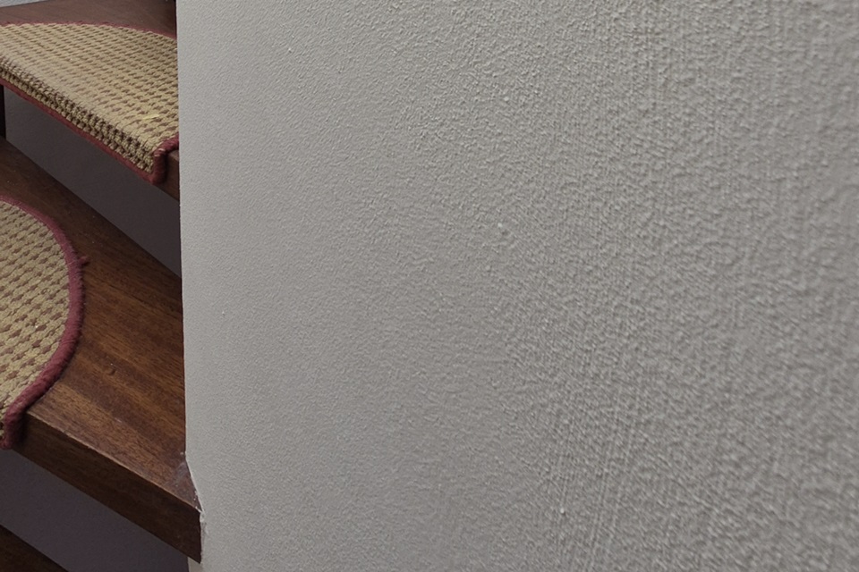 Beige Wand mit vielen Abnützungen und Kratzern - Maler Bothe ist Profi in Sachen maerarbeiten