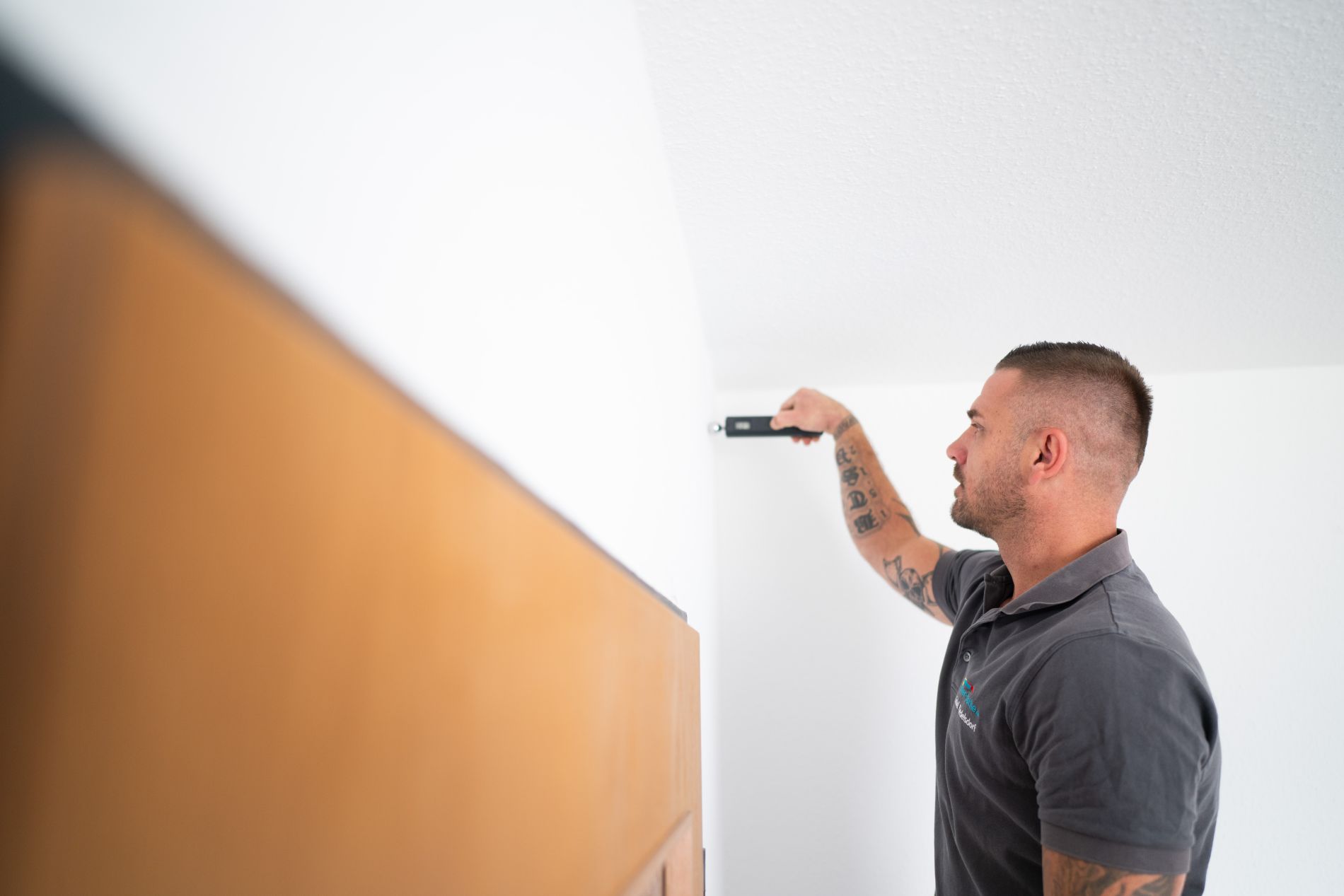 Professionelle Innendämmung mit Messtechnik | Maler Bothe Prüfung der Innenwand mit Messtechnik vor der Innendämmung durch Maler Bothe